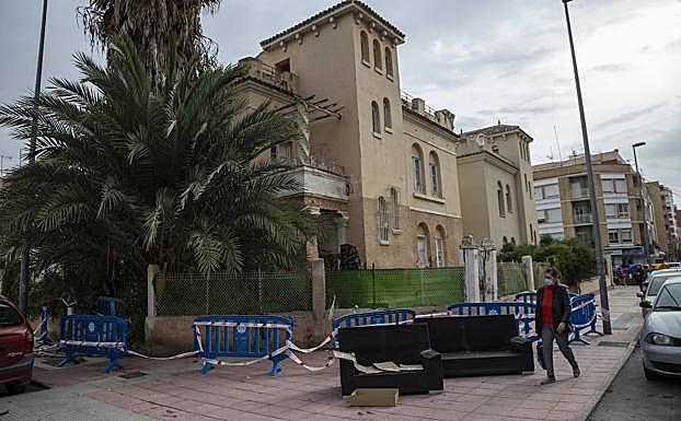 Un sofá abandonado en la calle Alfonso X de El Sabio de Ciudad Jardín, este miércoles.