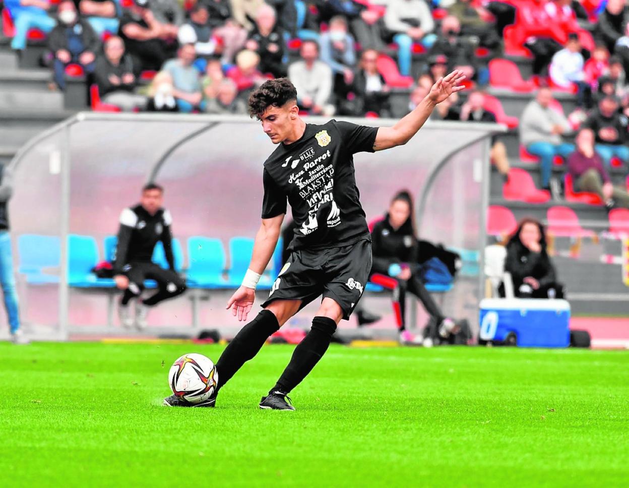 Lalo Hernández golpea una pelota en un partido reciente. 