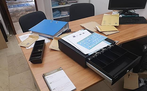 Imagen principal - Desperfectos causados por los ladrones en la iglesia de La Purísima de la diputación cartagenera. 