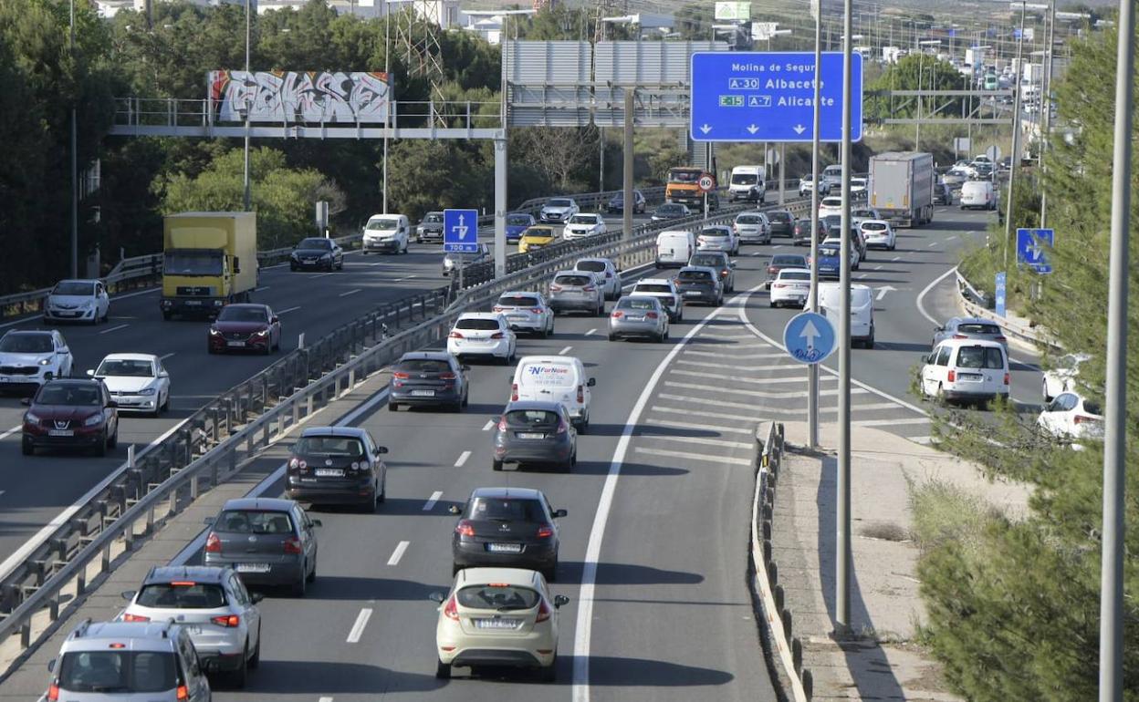 Tráfico congestionado, este viernes, en el nudo de Espinardo.