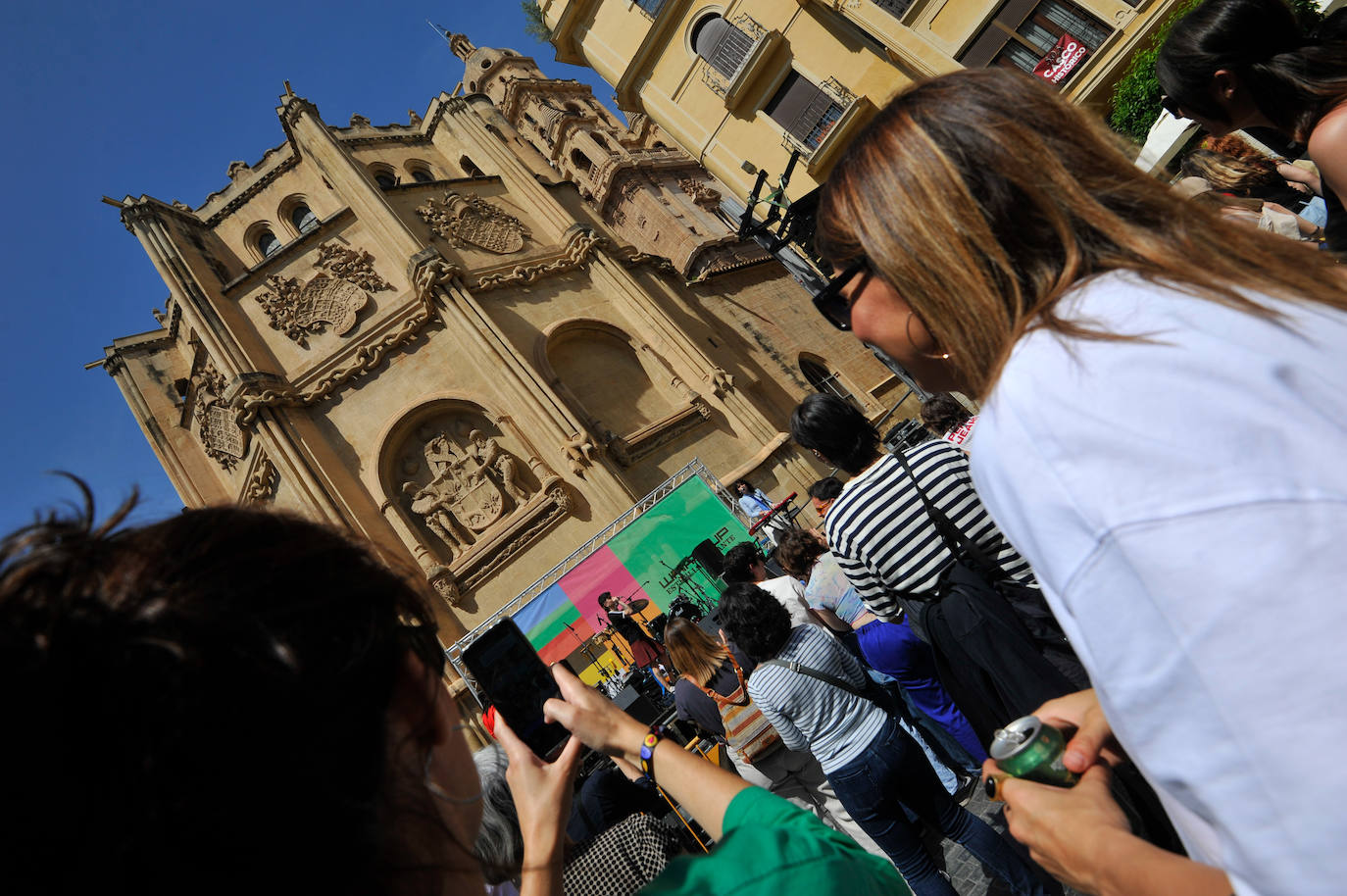 Fotos: Así fueron los bailes mañaneros del Warm Up en la plaza de la Universidad y de los Apóstoles