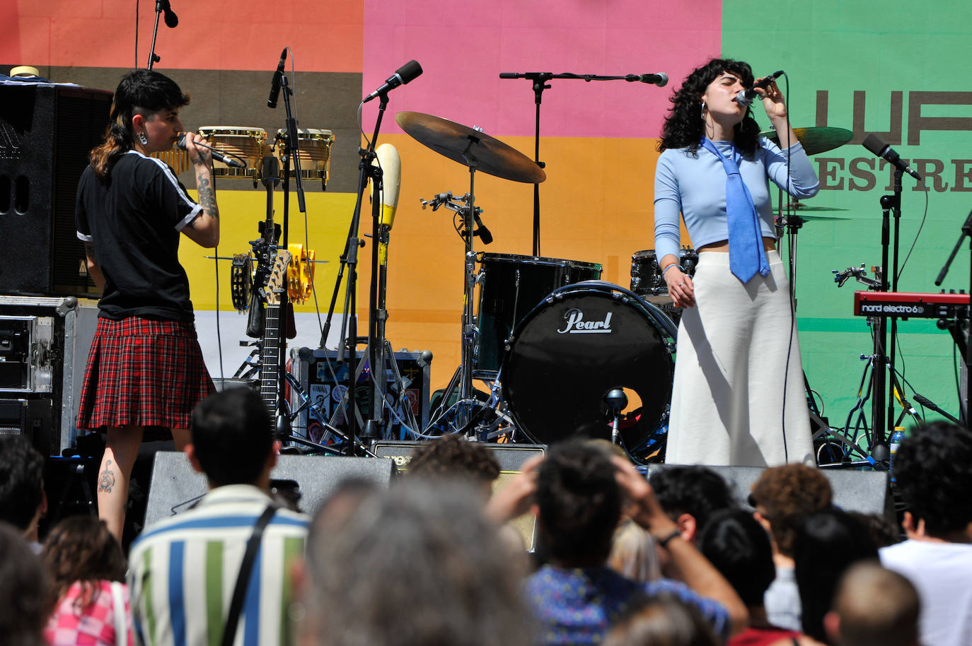 Fotos: Así fueron los bailes mañaneros del Warm Up en la plaza de la Universidad y de los Apóstoles