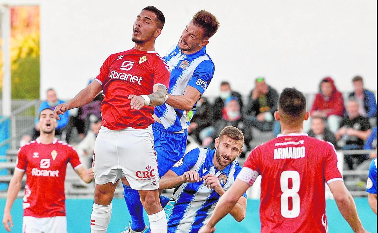 Juan Fernández y Chumbi pelean por un balón aéreo, en la primera vuelta, el 12 de diciembre. 