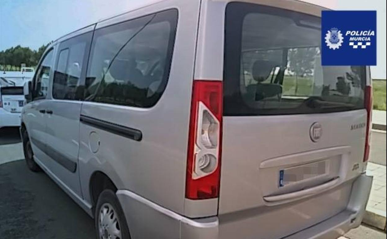 Vehículo utilizado para prestar los servicios no autorizados.