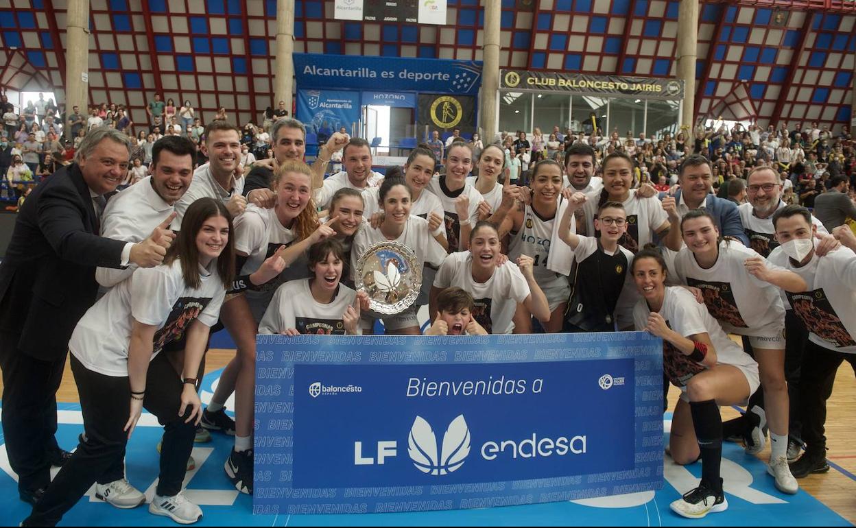 Jugadoras y cuerpo técnico del Jairis posan tras la victoria.