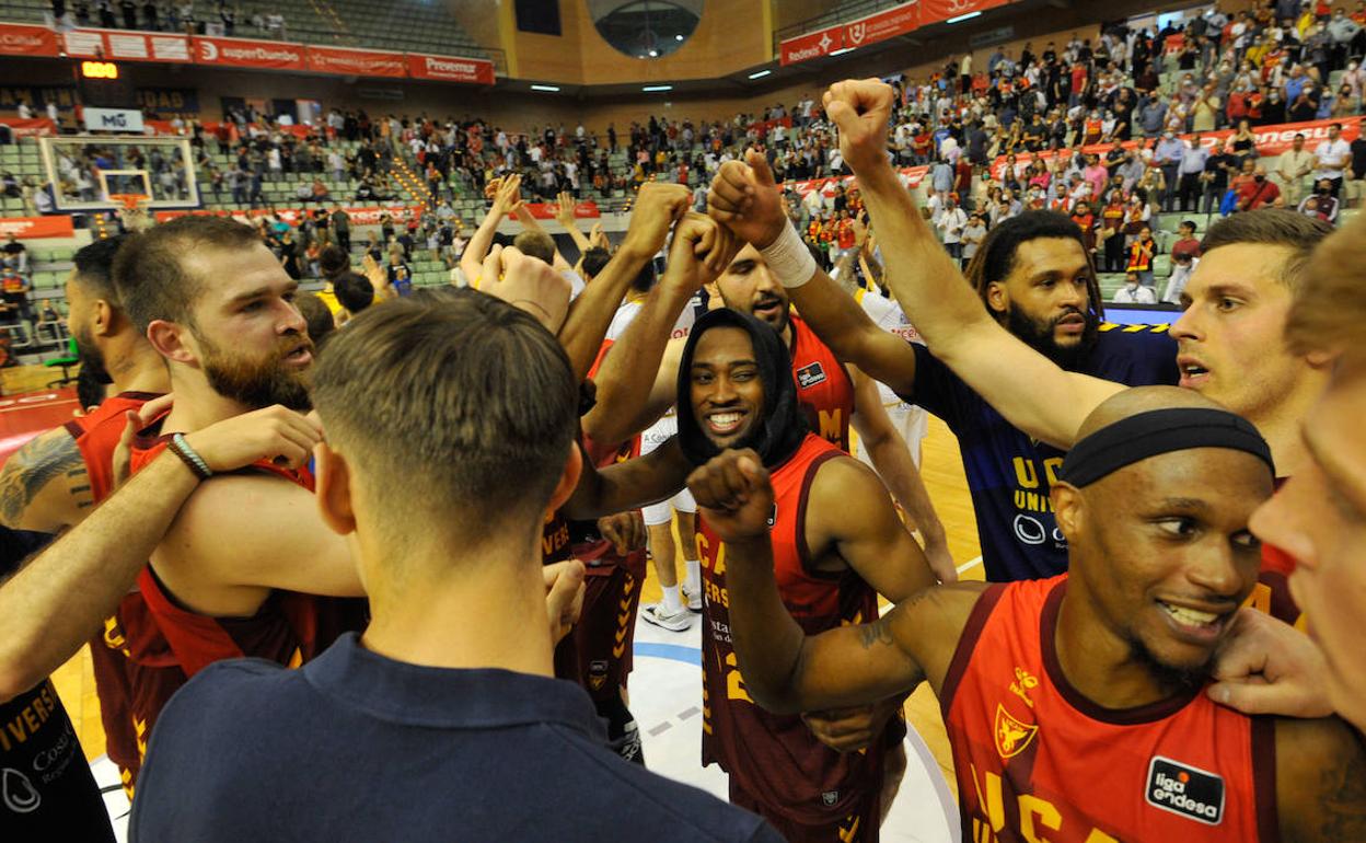 Los jugadores del UCAM Murcia celebran la victoria.