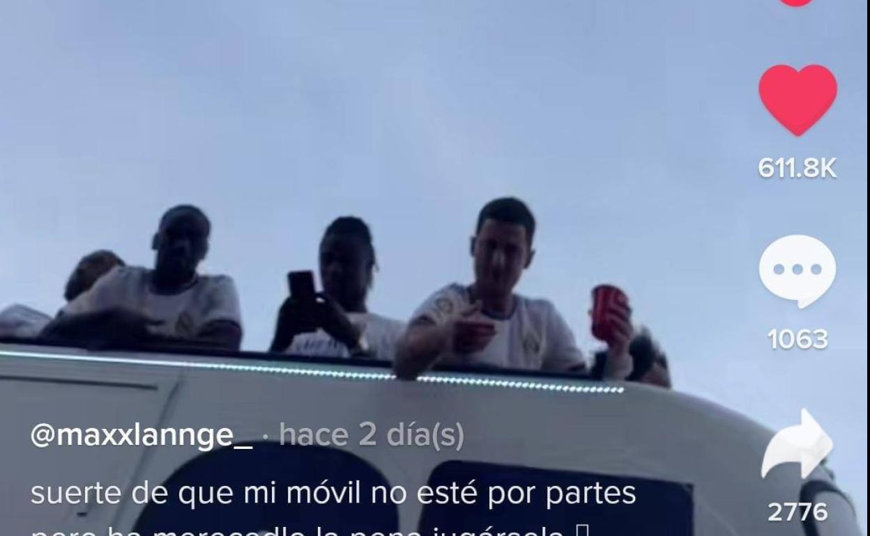 Hazard subido en el autobús del Real Madrid durante la celebración del título de la Liga.