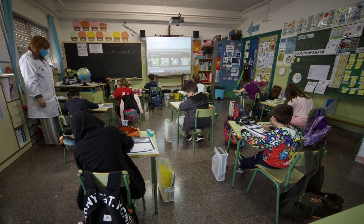 Una docente imparte una clase en un colegio de Murcia en una imagen de archivo. 