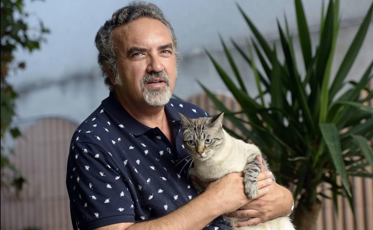 Manuel Moyano, fotografiado con su gata.