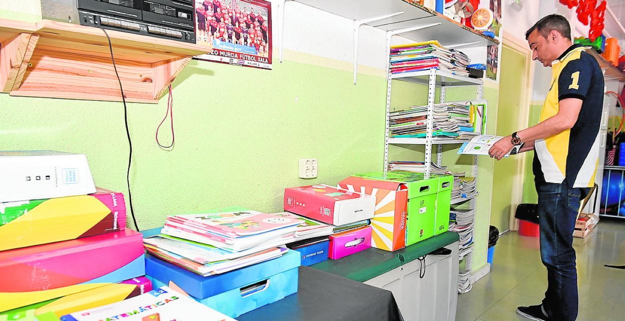 Banco de libros del colegio Nuestra Señora de Los Ángeles de El Esparragal (Murcia). 