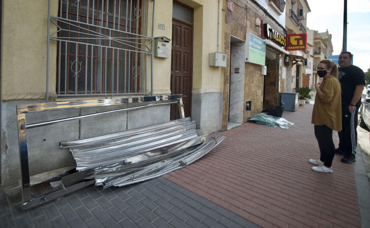 Imagen de archivo de la persiana destrozada tras un robo en un comercio de El Raal a finales del año pasado.