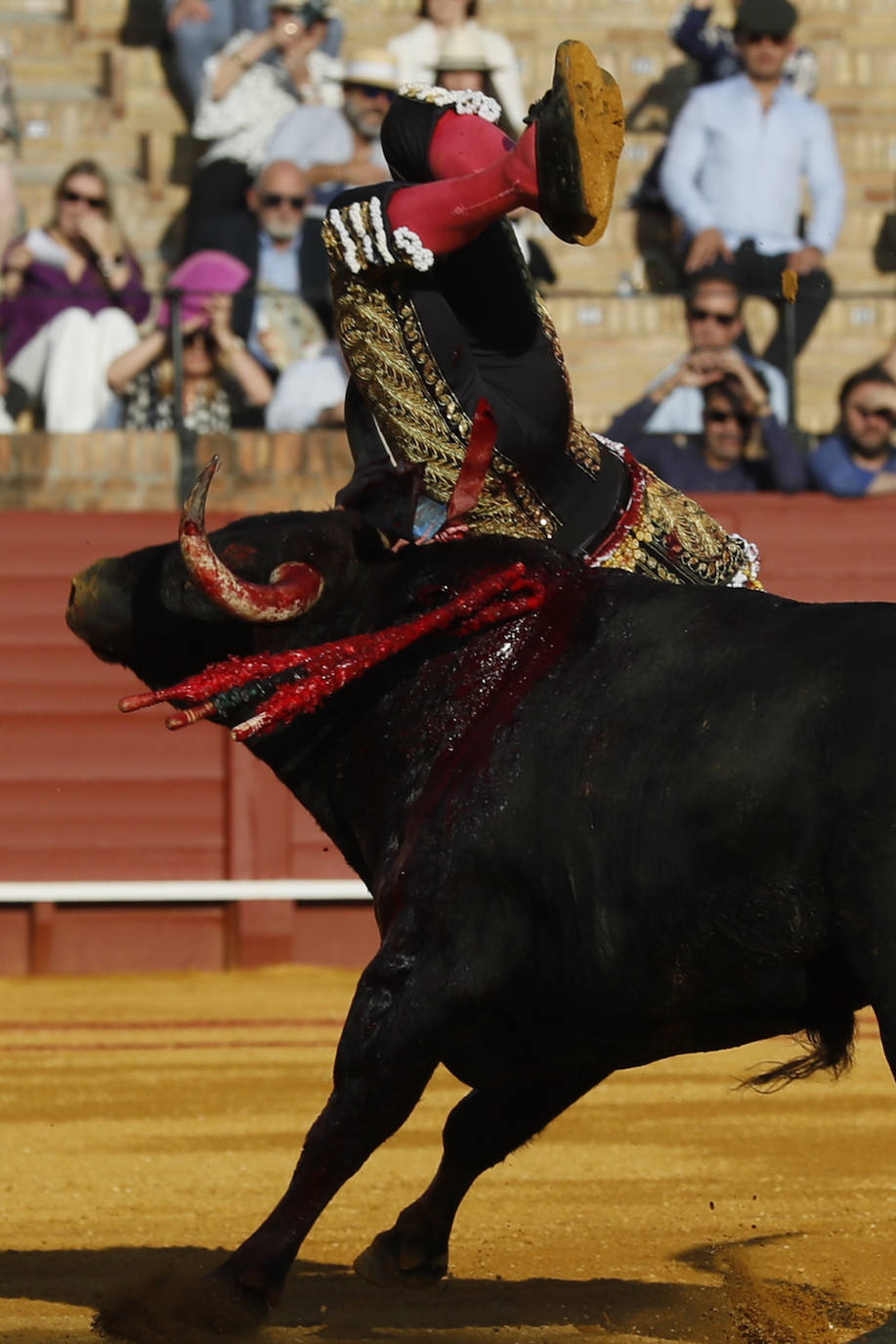 Fotos: Paco Ureña roza el premio en Sevilla en una tarde de entrega absoluta