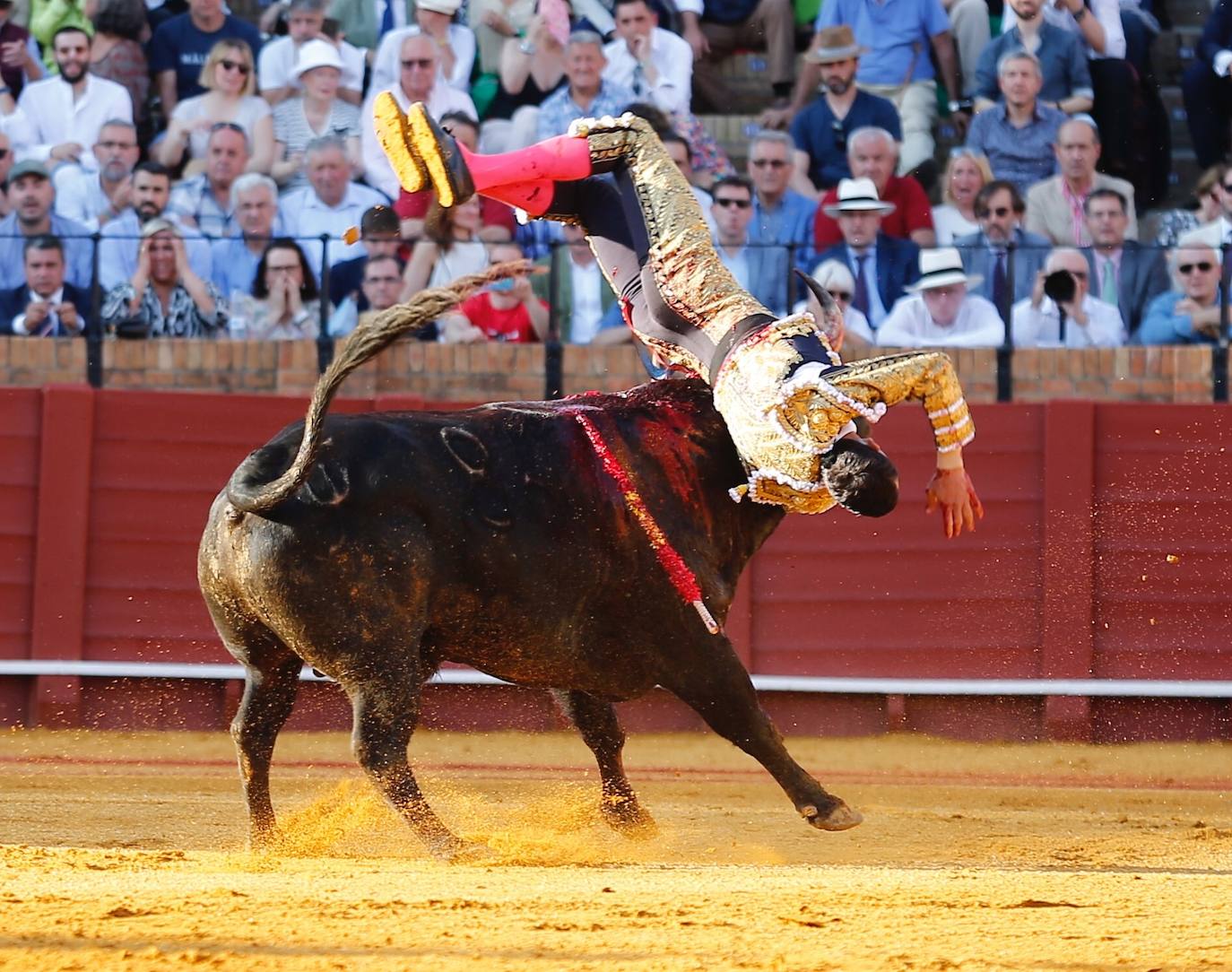 Fotos: Paco Ureña roza el premio en Sevilla en una tarde de entrega absoluta