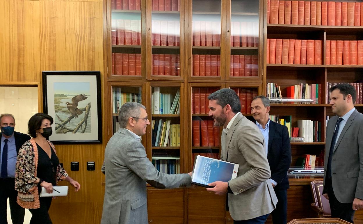 Hugo Morán y Antonio Luengo se saludan al entrar a la reunión en el Ministerio.