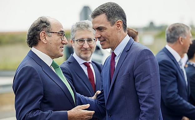 El presidente de Iberdrola saluda al presidente Pedro Sánchez.