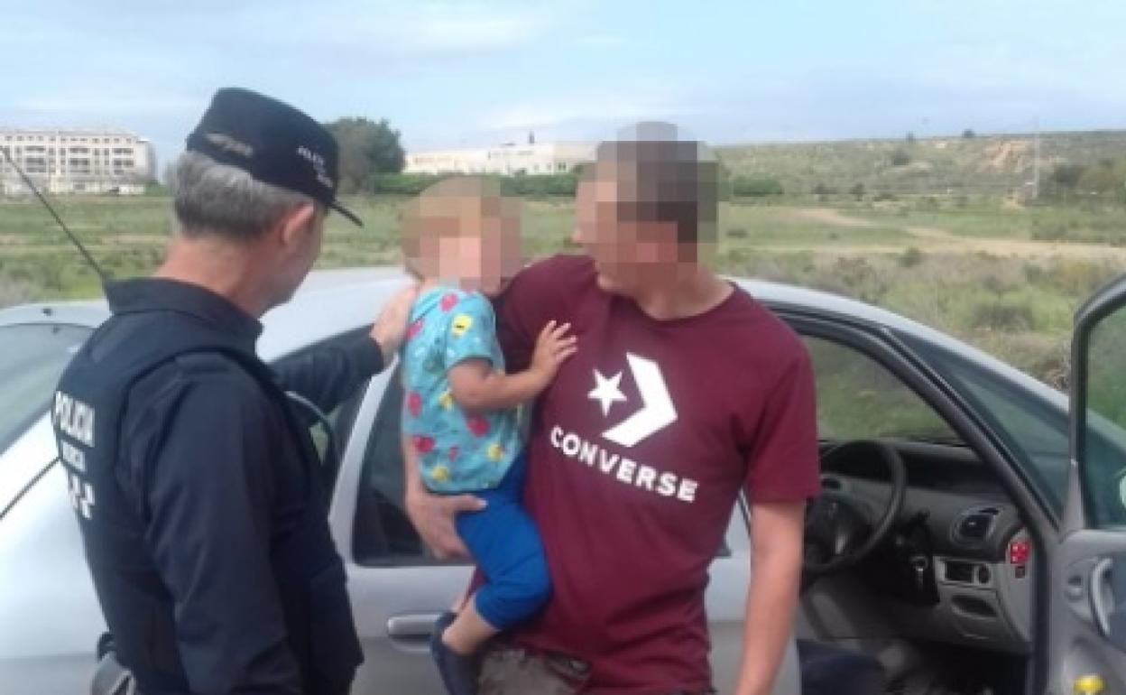 El niño en brazos de su padre, tras ser localizado por los agentes en Sucina.