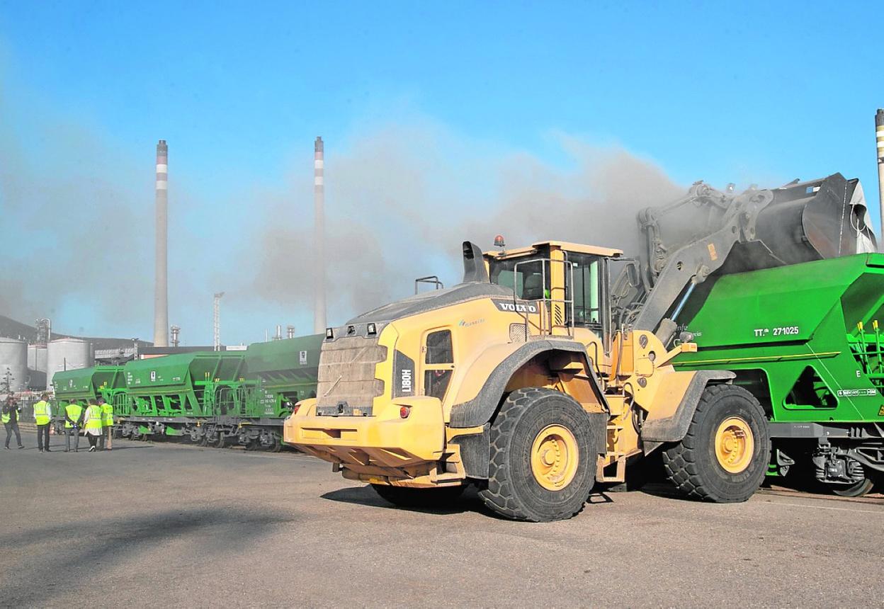 Una pala llena de clínker un vagón del tren, en la estación de ferrocarril de Escombreras. 