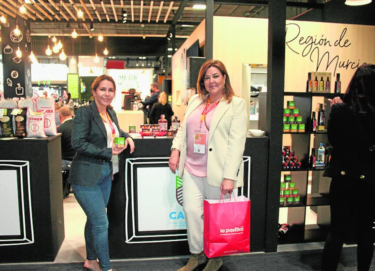 Elvira Carreño y María Sánchez, junto a los productos de La Pastora. 