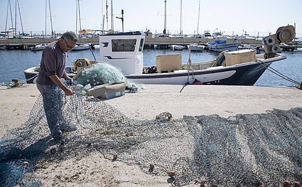 Miguel Ángel Esquiva purga una de las ocho paranzas que tiene en la laguna.