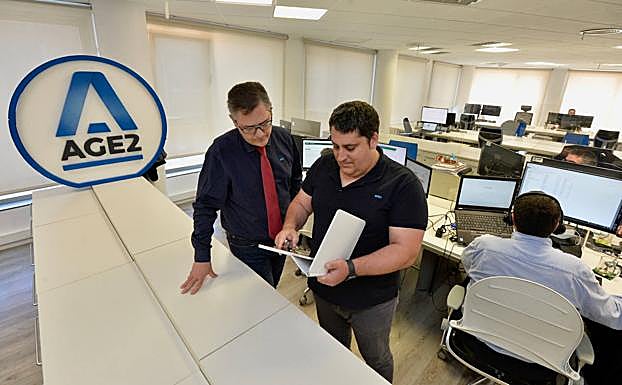 José Manuel Cano e Israel Nadal, en las oficinas de la empresa AGE2, en Espinardo. 