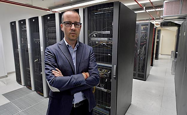 Javier Martínez Gilabert, entre los servidores del CPD.