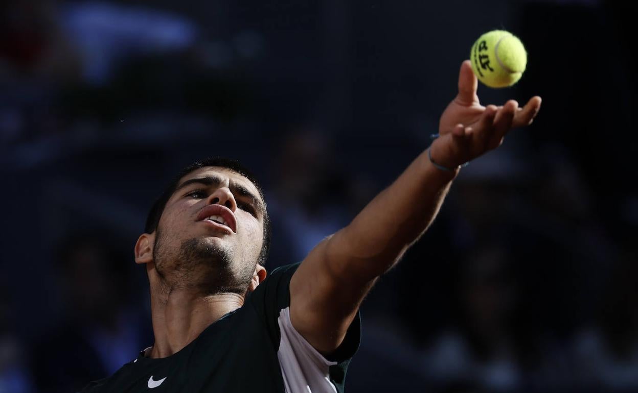 Carlos Alcaraz se lanza la bola para sacar, este domingo en la final de Madrid.