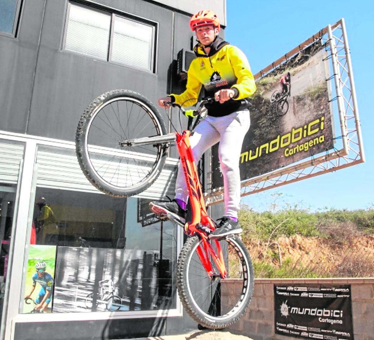 Daniel Cegarra, campeón del mundo de trial, realiza una exhibición frente a Mundobici. 