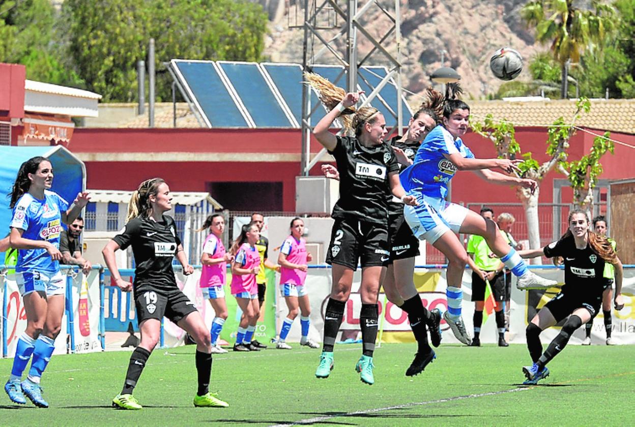 Violeta Quiles salta con dos defensas del Elche, ayer. 