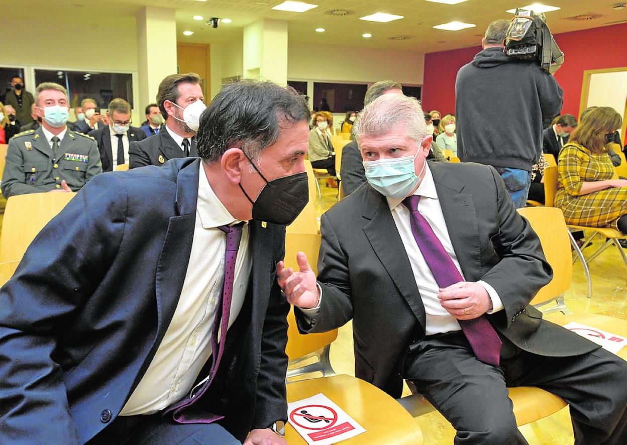 José Antonio Serrano y José Vélez conversan durante un acto público en el que coincidieron. 