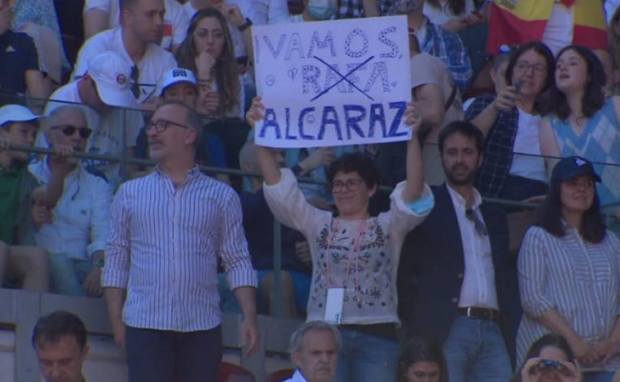 En la retransmisión del partido se pudo ver una mujer que sostenía un cartel en el que tachó el nombre Rafa para sustituirlo por Alcaraz.
