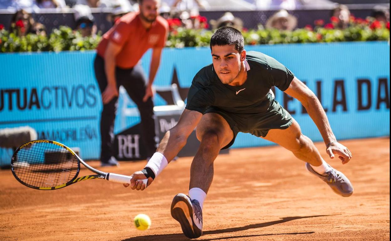 Carlos Alcaraz trata de golpear la bola en el duelo de este sábado ante Djokovic.