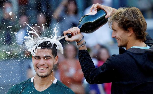 Zverev rocía de champán a Alcaraz, ayer durante la ceremonia final en la Caja Mágica. 