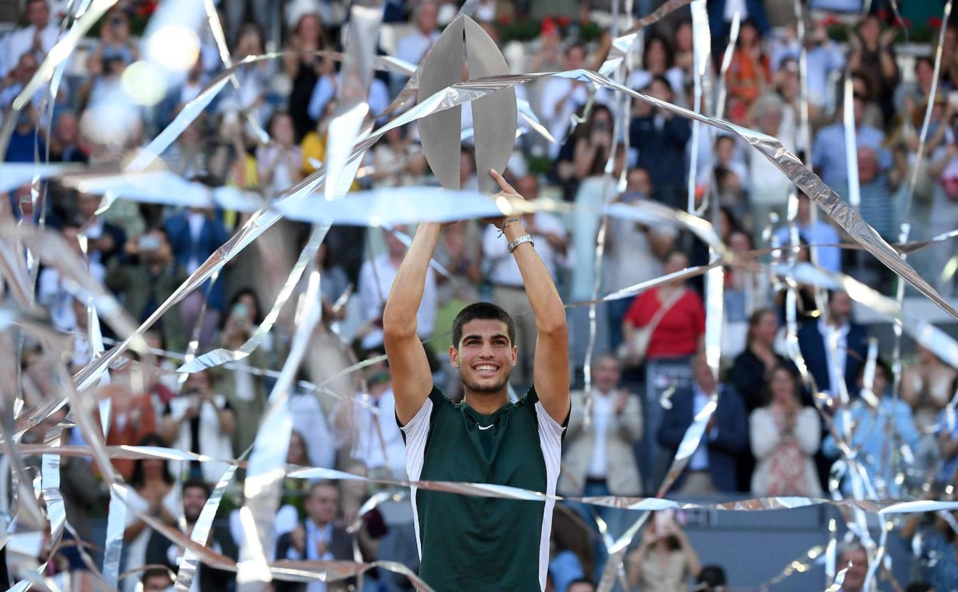 Carlos Alcaraz alza el título del Masters de Madrid, tras la final de este domingo ante Zverev.