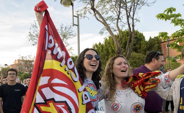 Galería. Dos vecinas de El Palmar celebran el triunfo de Alcaraz. 