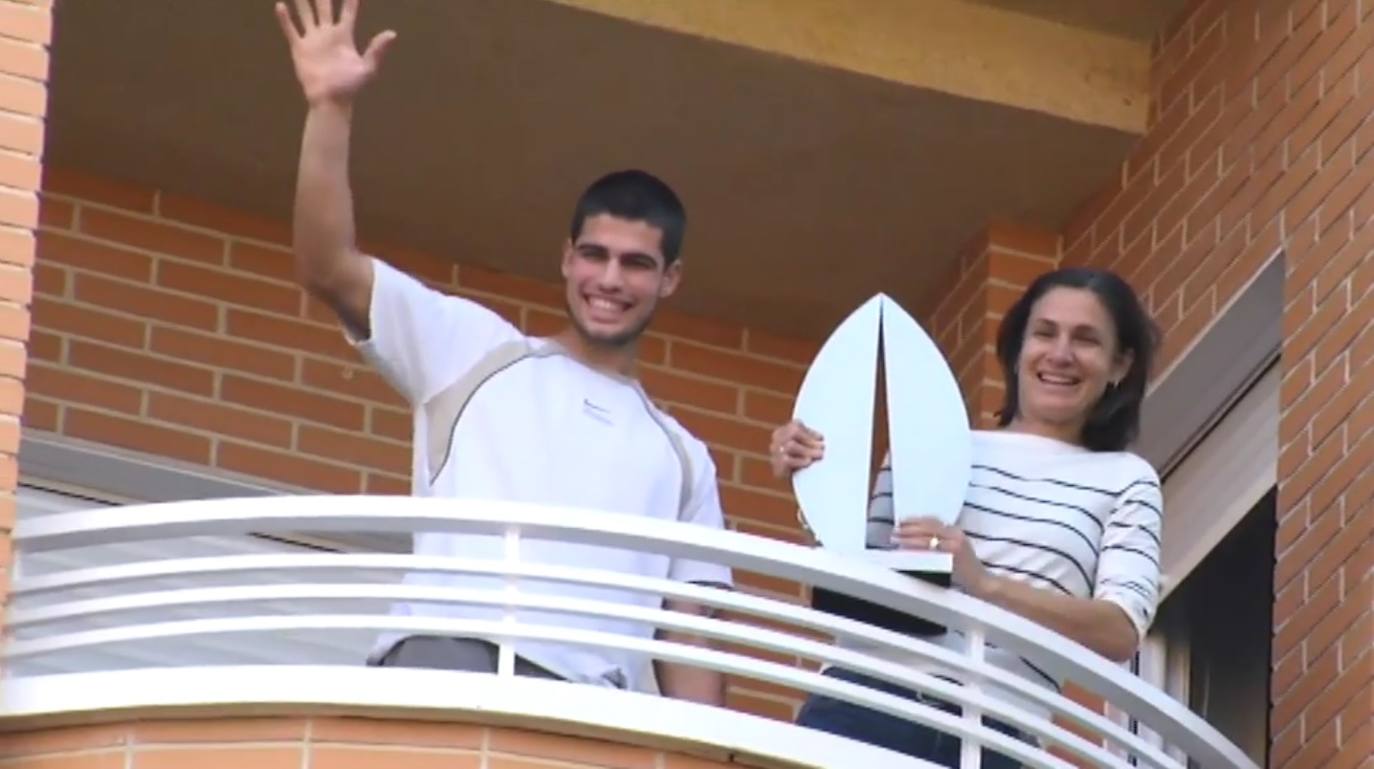 Recibimiento entre aplausos a Alcaraz tras ganar el Mutua Madrid Open 