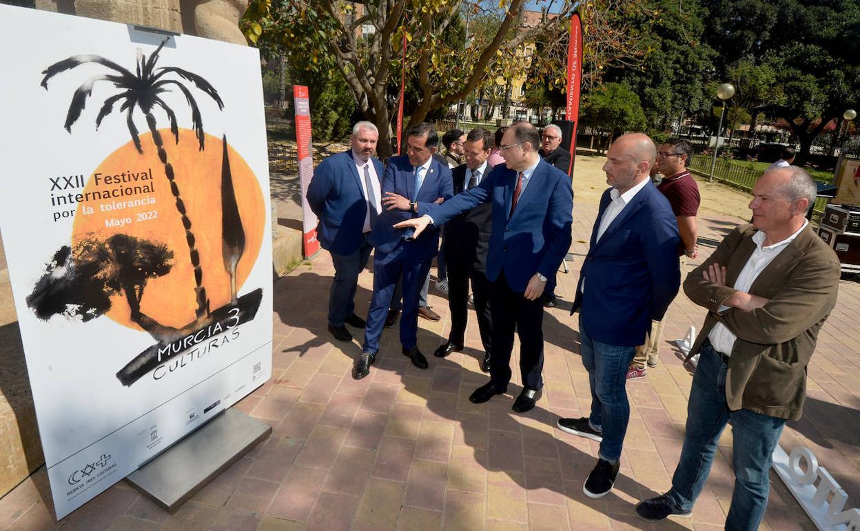 José Antonio Serrano, alcalde de Murcia; Carlos López Portland, director de Negocio de LA VERDAD, y Pascual Mar- tínez, director de la Fundación Cajamurcia, junto al edil de Cultura, Pedro García Rex, con el cartel de Ángel Haro. 