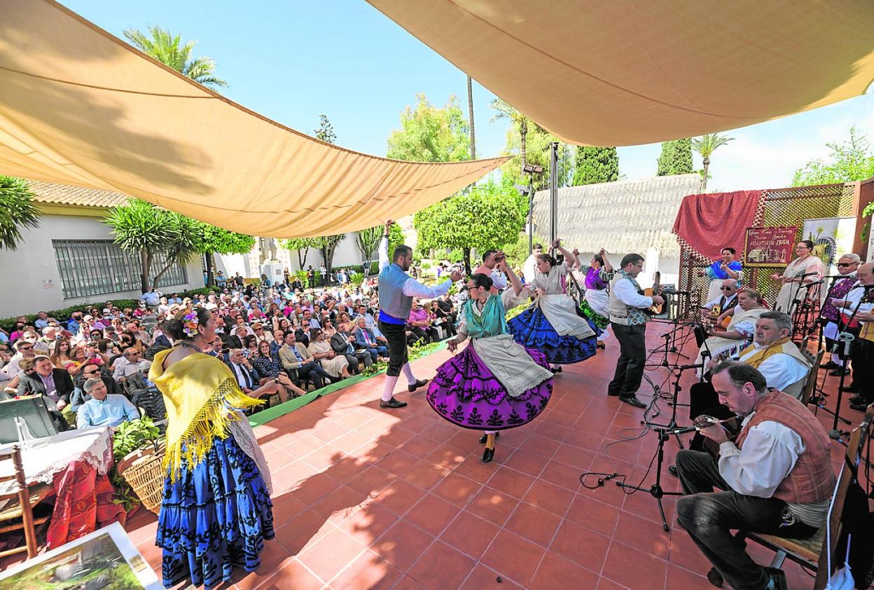 Actuación del Grupo de Coros y Danzas del Museo de la Huerta, que amenizó el acto. 