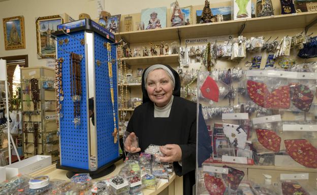 La madre Carmen muestra algunos de los artículos de la tienda del santuario de la Fuensanta. 