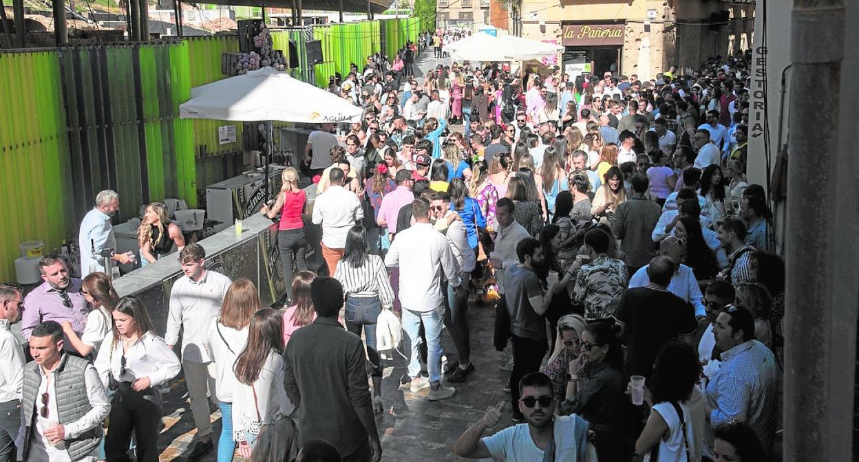 Imagen de la cale Honda, el sábado por la tarde a rebosar de asistentes a las cruces. 
