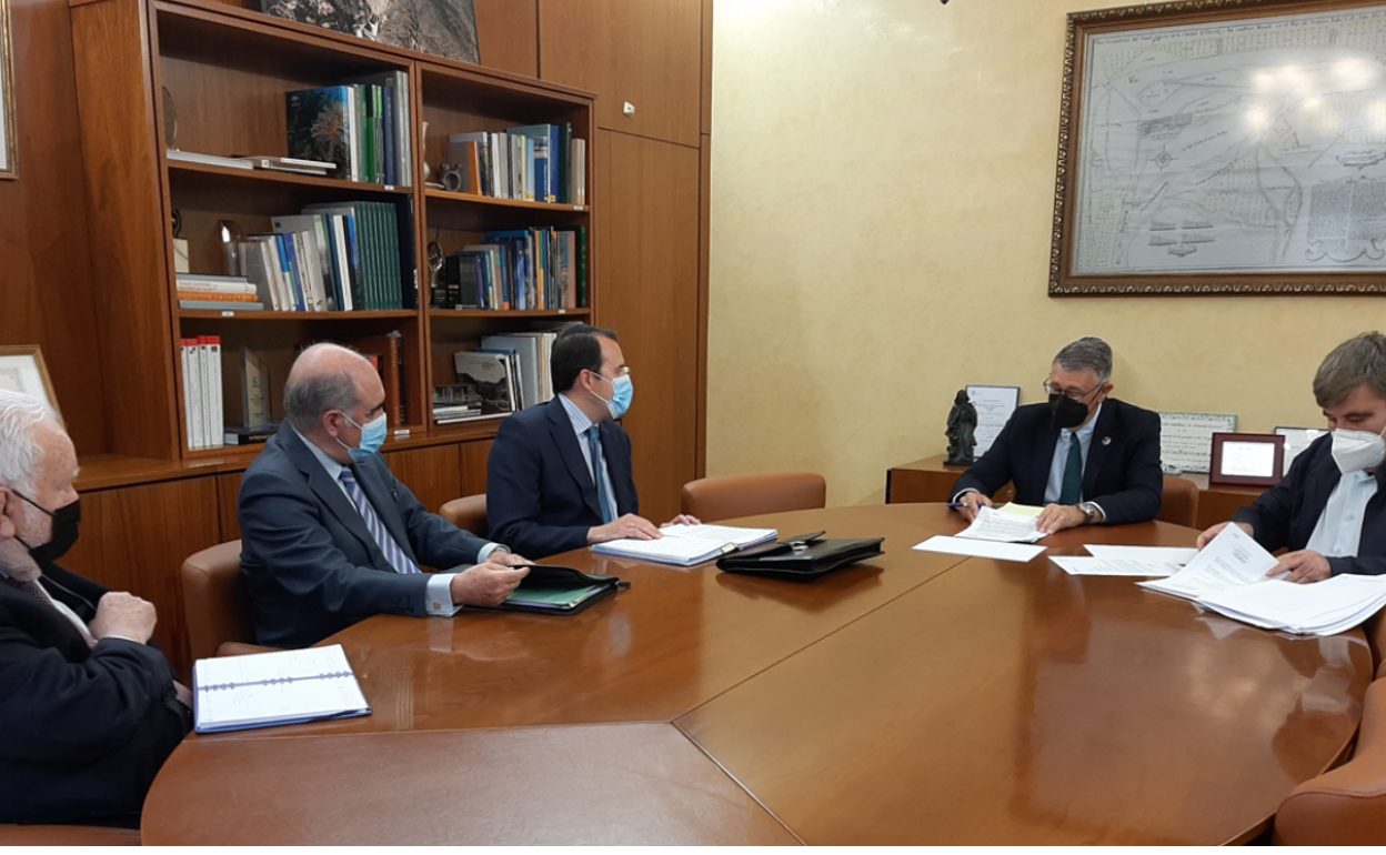 El presidente de la CHS y el comisario de Aguas, esta mañana con los representantes de la empresa. 