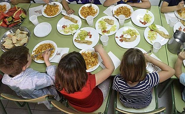 Un grupo de alumnos comen en un comedor escolar de un colegio de Murcia, en una imagen de archivo.