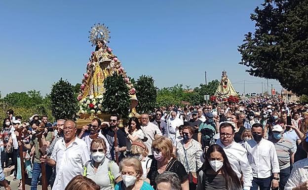 Galería. Encuentro de la Fuensanta con la Virgen de Loreto, a su paso por Algezares.