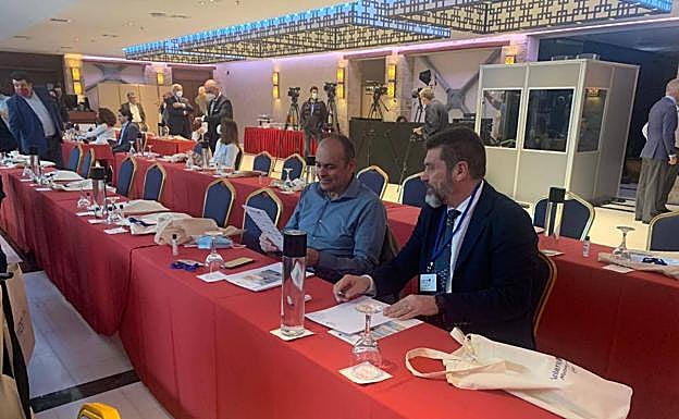 Fulgencio Perona (d), en la conferencia de Grecia sobre Inherit a finales del pasado abril. 