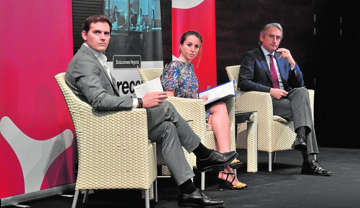 Albert Rivera, Íñigo de la Serna y la moderadora del coloquio, ayer en el hotel Nelva de Murcia. 