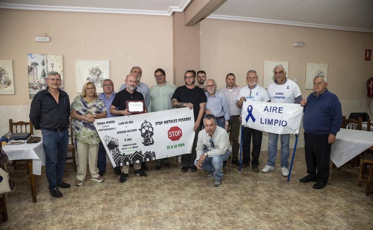 José Matías Peñas, con su placa, junto a representantes vecinales.