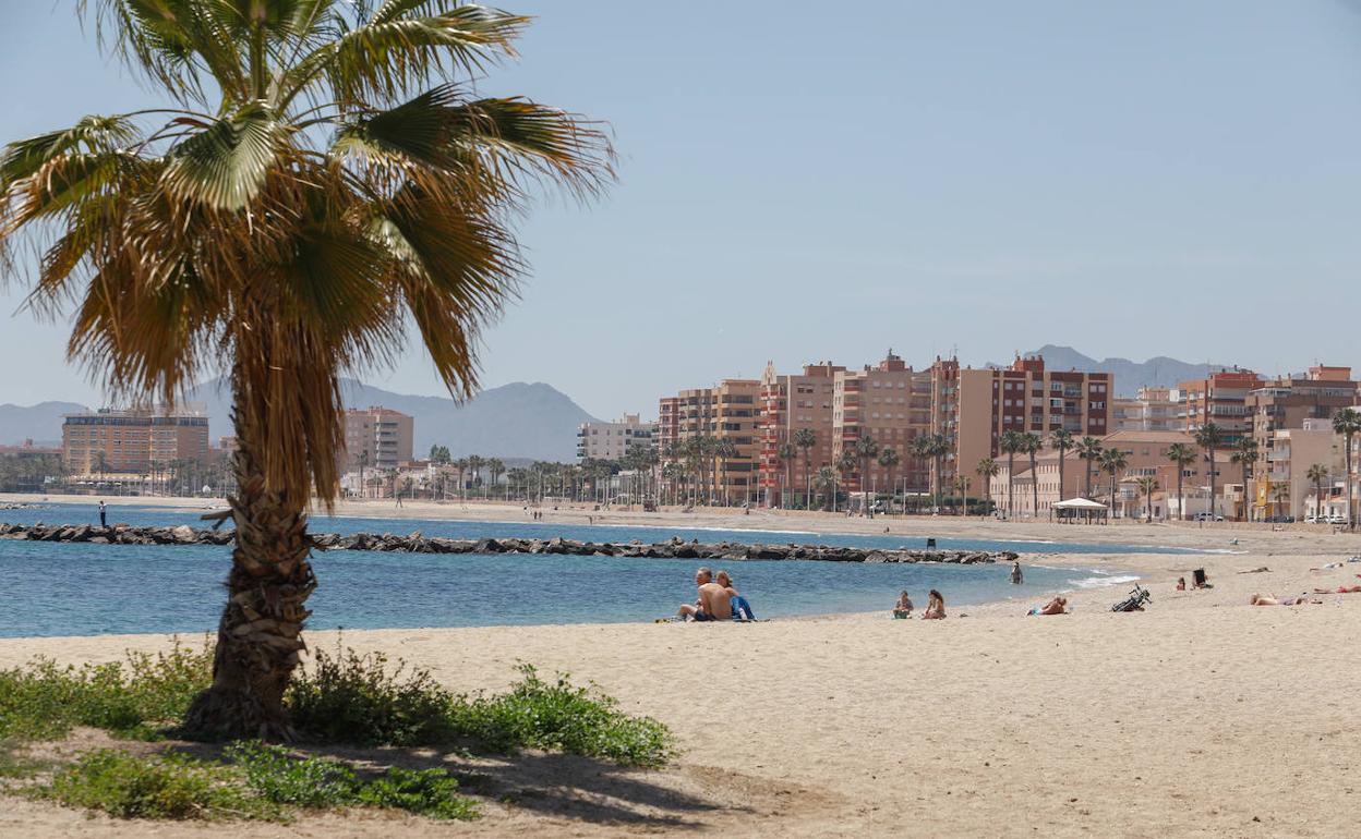 Imagen tomada este miércoles de la Playa de La Colonia en Águilas, que ha obtenido una bandera azul. 