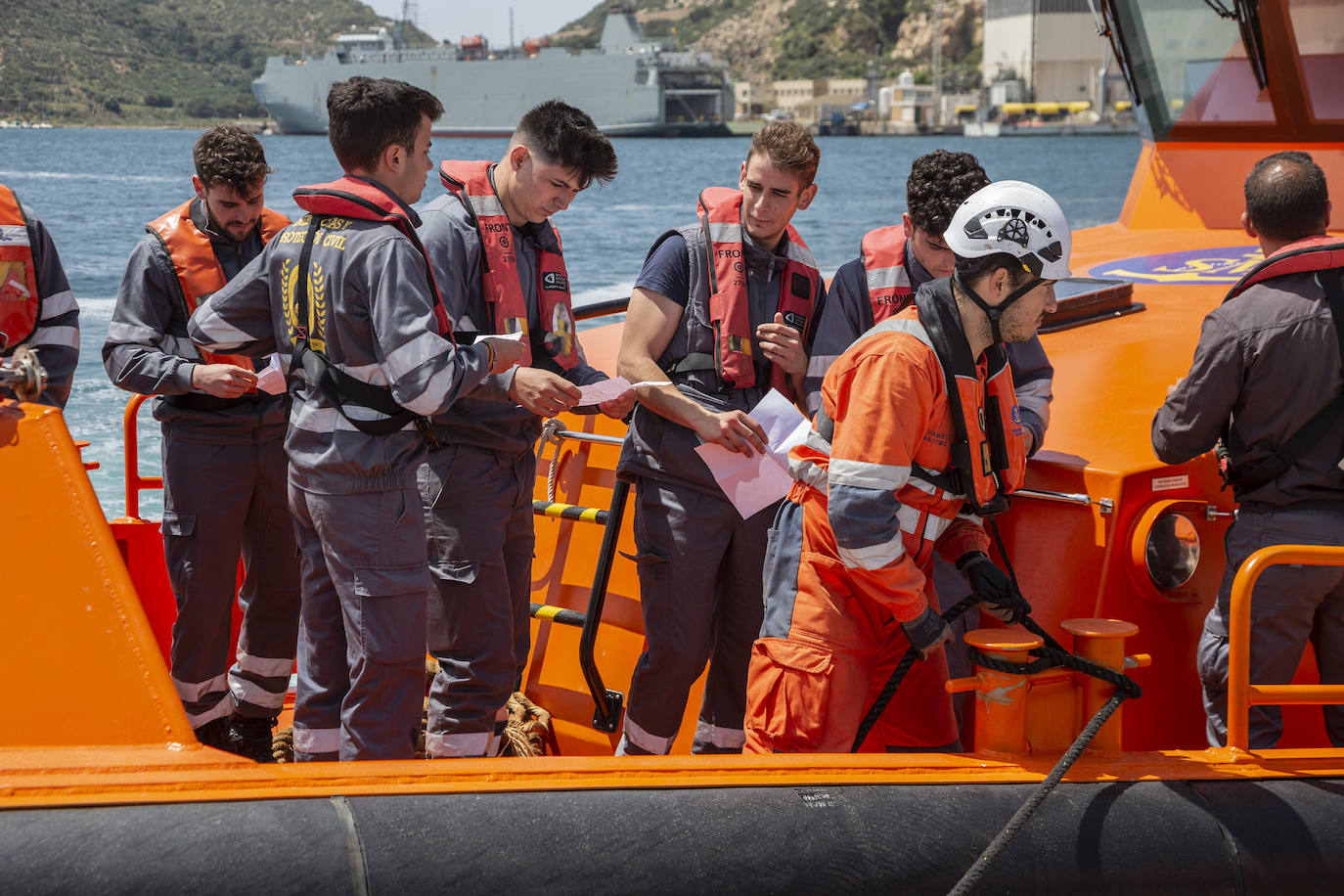 Fotos: La Armada coordina en el Puerto de Cartagena un ejercicio para actuar en caso de incendio en un buque