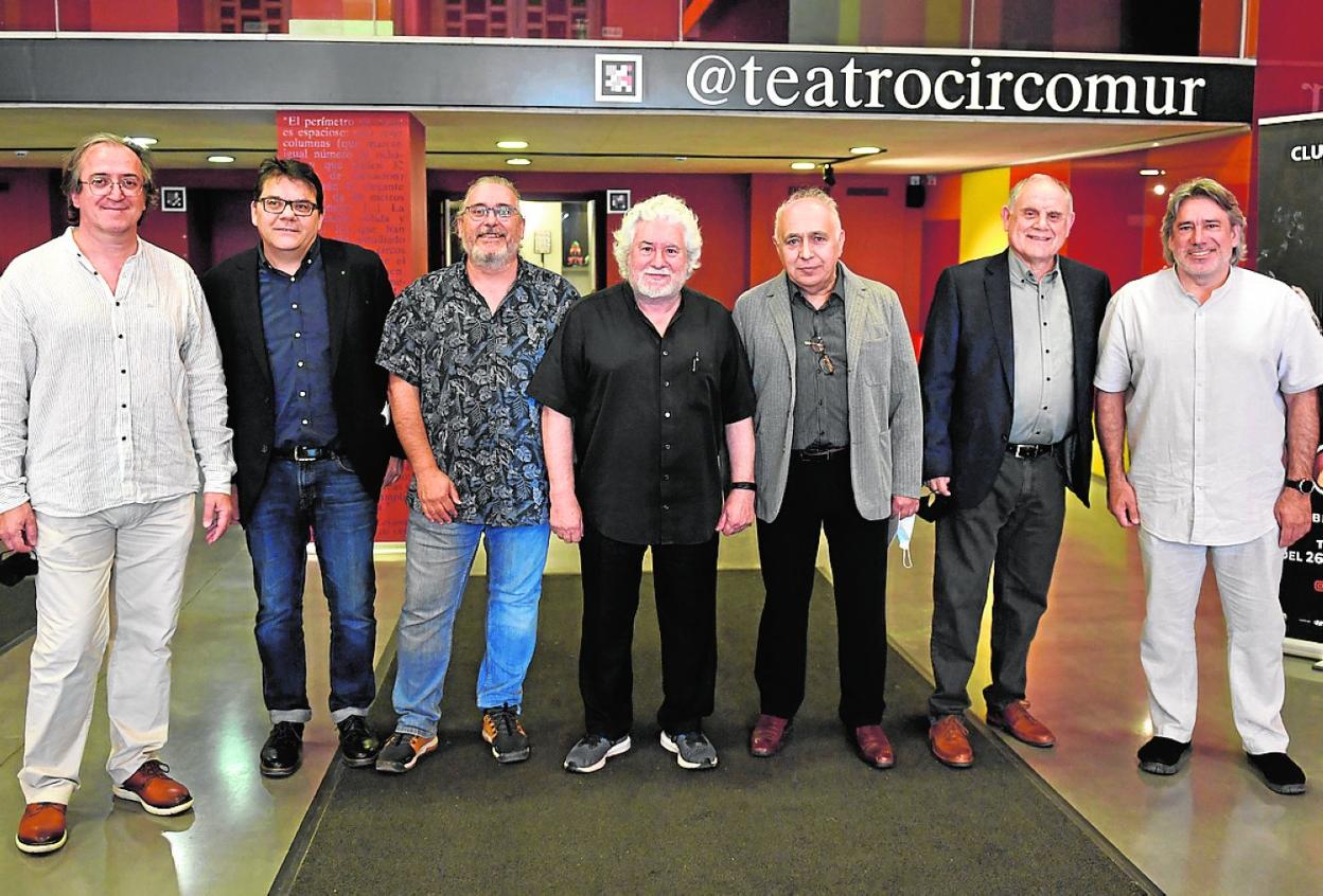 Gabarrón (c), ayer, con el equipo del documental 'Flores contra bombas'. 