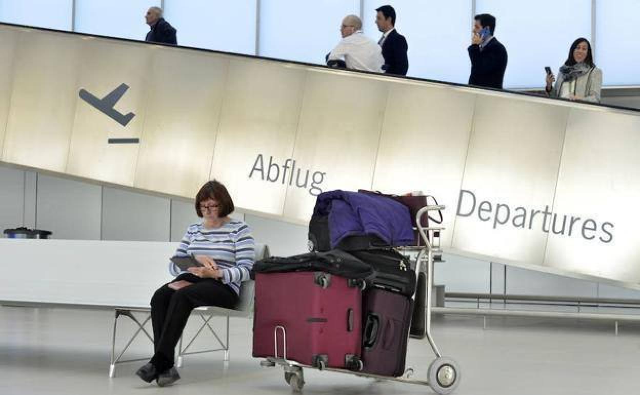 Una viajera esperando para embarcar en el aeropuerto de Corvera, en una imagen de archivo.