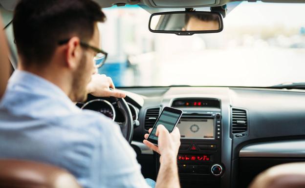 Estos son los únicos soportes para móviles que puedes llevar en el coche, según la DGT